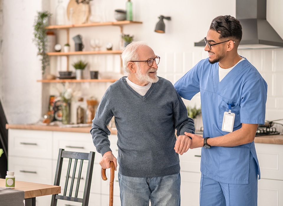 Monsieur âgé accompagné par un auxiliaire de vie